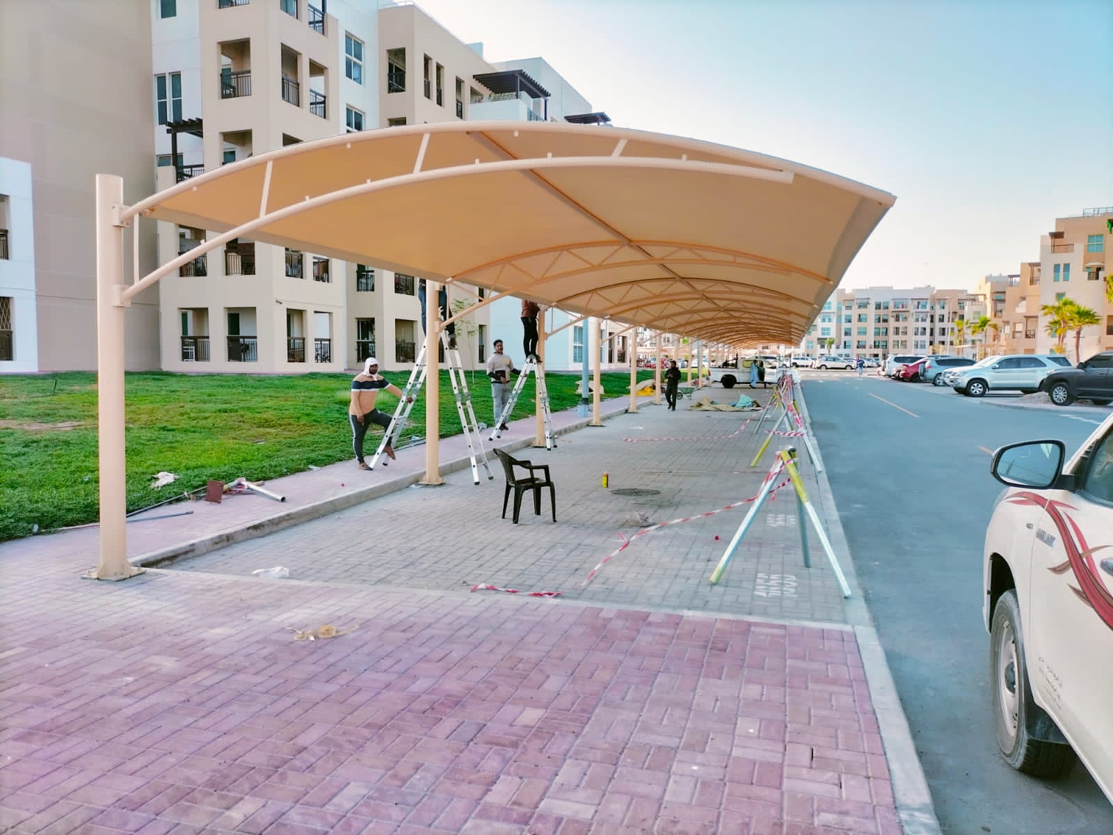 تركيب مظلات سيارات فوق موقف سيارات