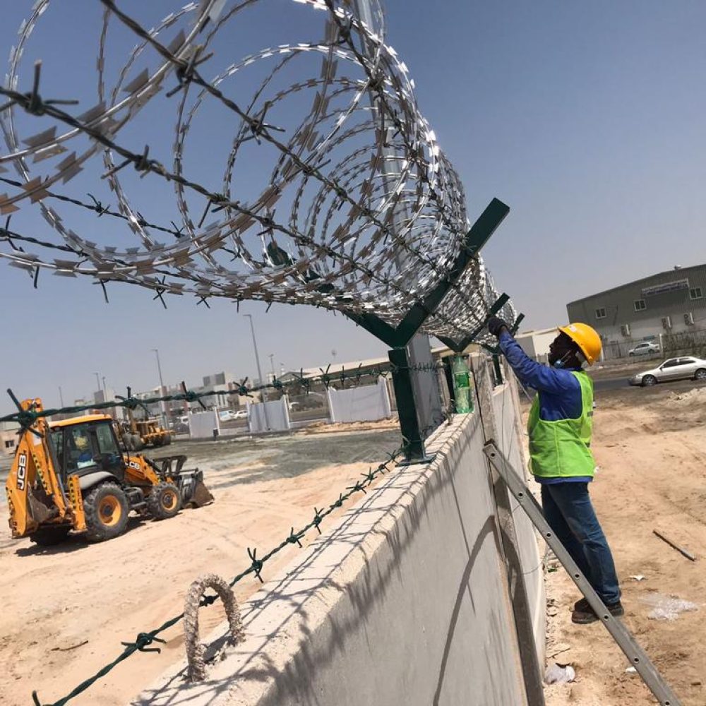 Concertina-wire-Razor-wire-Barbed-wire-for-high-safety-fence-Barbed-Wire-Installation